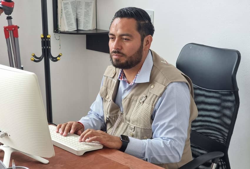 El periodista mexicamo Alberto Amaro en su oficina