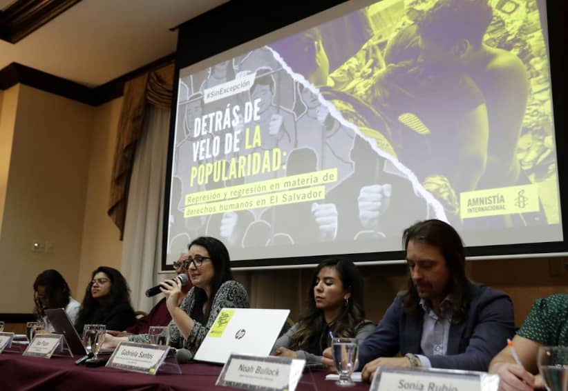 Ana Piquer toma la palabra durante una rueda de prensa en El Salvador