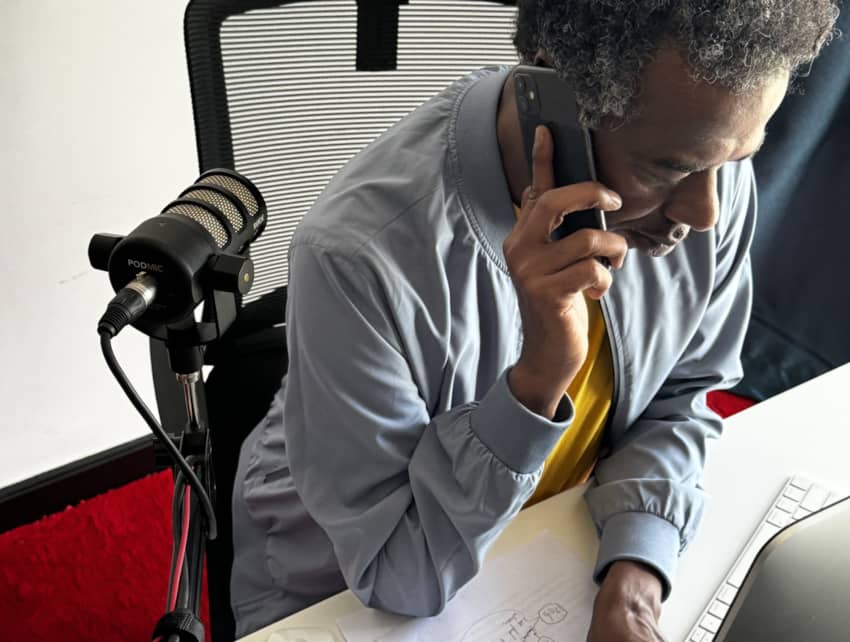 Arif, periodista sudanés, atendiendo una llamada de teléfono