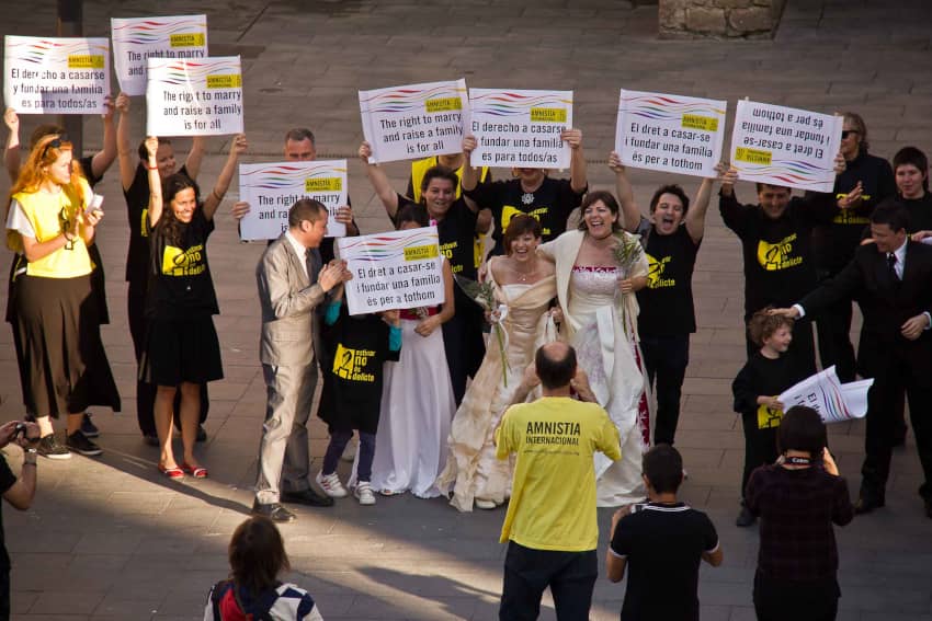 Activistas de Amnistía Internacional defendiendo los derechos de la comunidad LGBTI