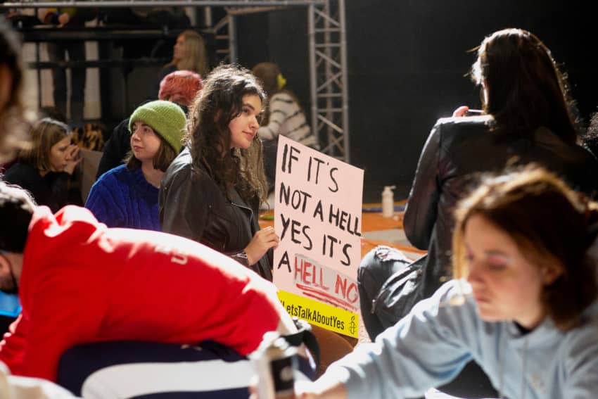 Activistas feministas de Amnistía Internacional en una protesta contra la violencia sexual