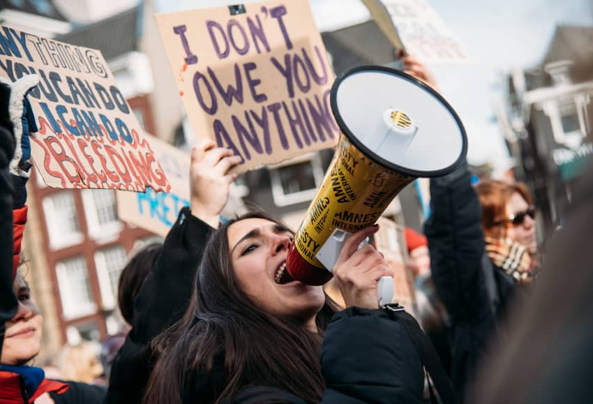 Pancartas con frases feministas en una manifestación por la igualdad de género