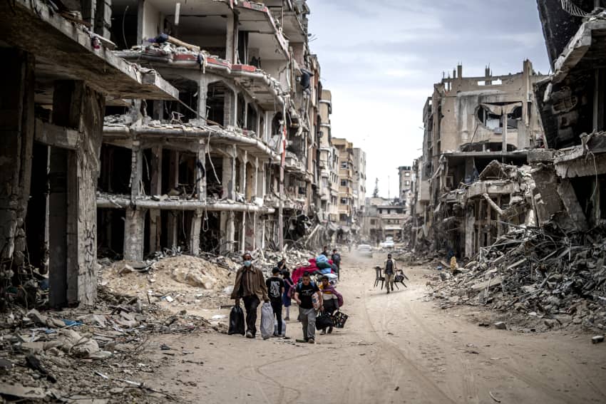 Una familia camina entre los escombros de la ciudad de Khan Yunis en Gaza