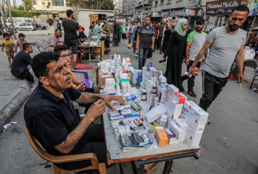 Un farmacéutico vende medicinas en Gaza. Las tiene puestas sobre una mesa que es su puesto de venta improvisado tras la destrucción de su farmacia
