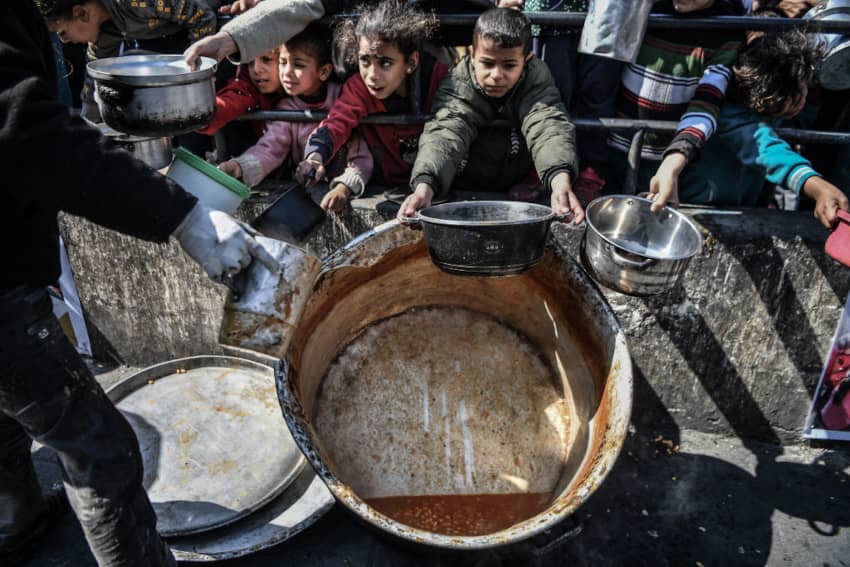 Varios niños y niñas piden comida en Gaza