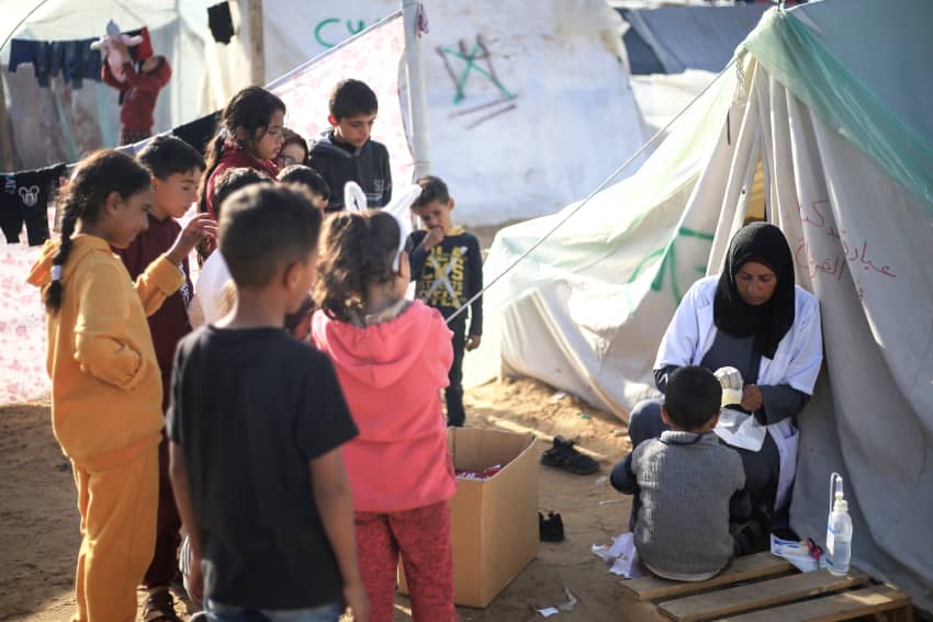Un menos es atendido por la doctora en el campamento de refugiados