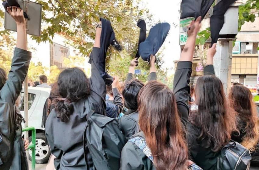  Estudiantes iraníes protestan contra el velo obligatorio.