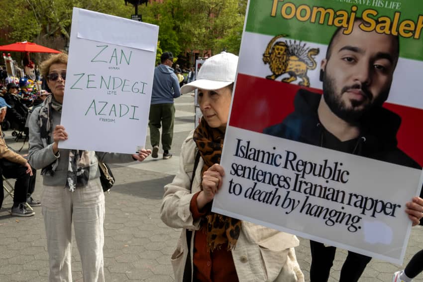 Una manifestante sostiene una pancarta exigiendo la libertad de Toomaj Salehi durante una protesta de solidaridad con el rapero iraní condenado a muerte.