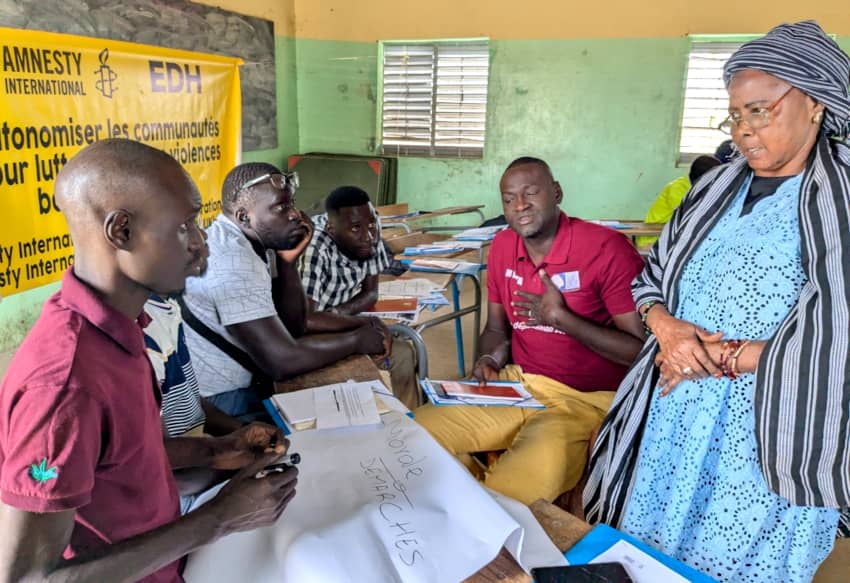 Mariame Dabo conversando con un grupo de personas