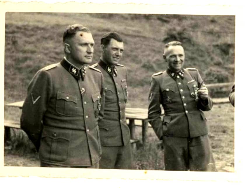 Josef Mengele junto con otros oficiales de las SS. Mengele fue apodado el ángel de la muerte