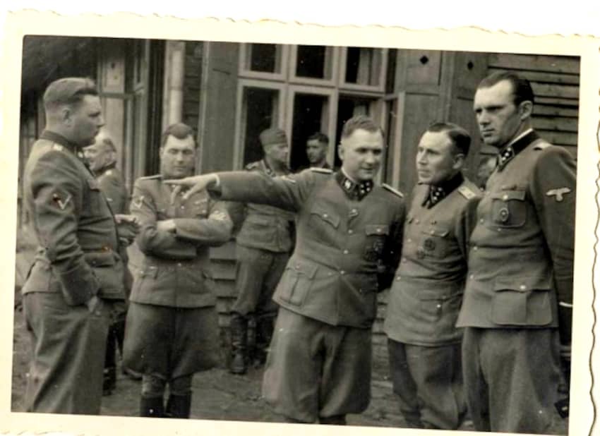 Josef Mengele, apodado el ángel de la muerte, junto con otros oficiales de las SS