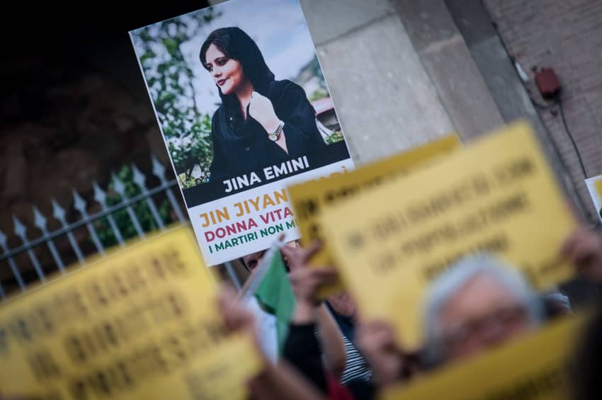 Activistas de Amnistía Internacional sostienen pancartas para denunciar la muerte bajo custodia de Mahsa Amini