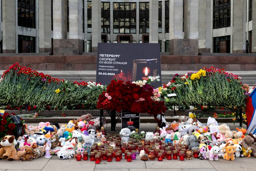Memorial improvisado en solidaridad con las víctimas del atentado en el Crocus City Hall de Moscú