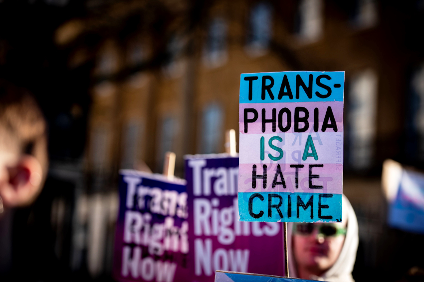 El cartel que sostiene el manifetantes dice: "la transfobia es un delito de odio"