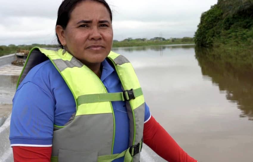 Yuly Velásquez en una barca a motor en los humedales de Colombia
