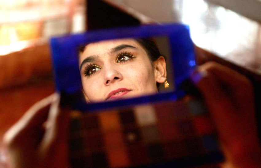 Ziba, una ex refugiada de 20 años que regresó de Pakistán en su salón de belleza, llamado Golh Bahar, Ziba se maquilla todos los meses antes de empezar a trabajar.