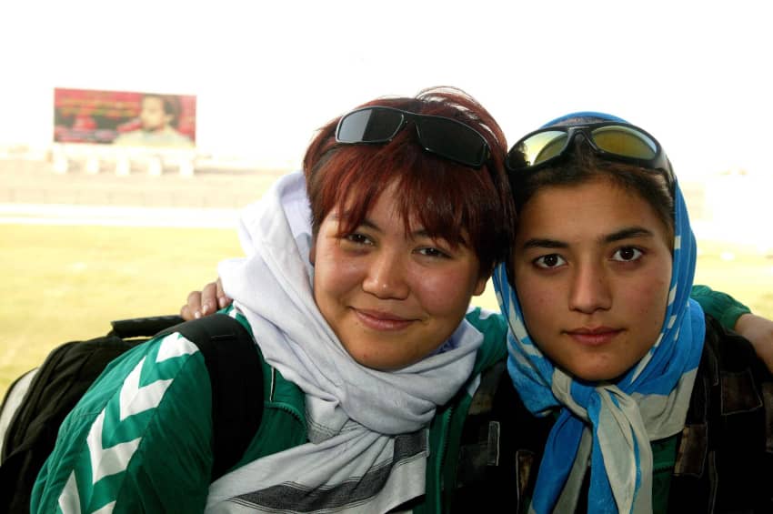 Mujeres afganas compiten por primera vez en unos Juegos Olímpicos, Atenas 2004 ,Friba Raza yee (izq.), judo, y Robina Muqim Yaar (dcha.), velocista