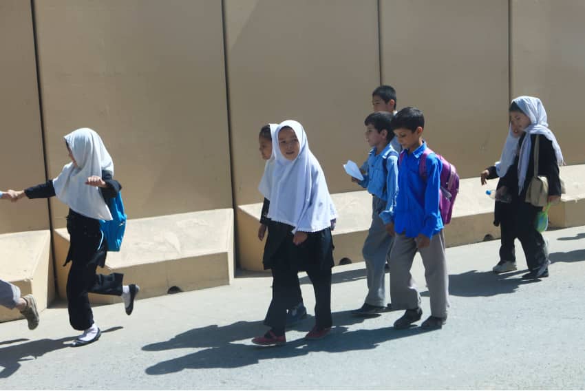 Un grupo de escolares caminan por la calle