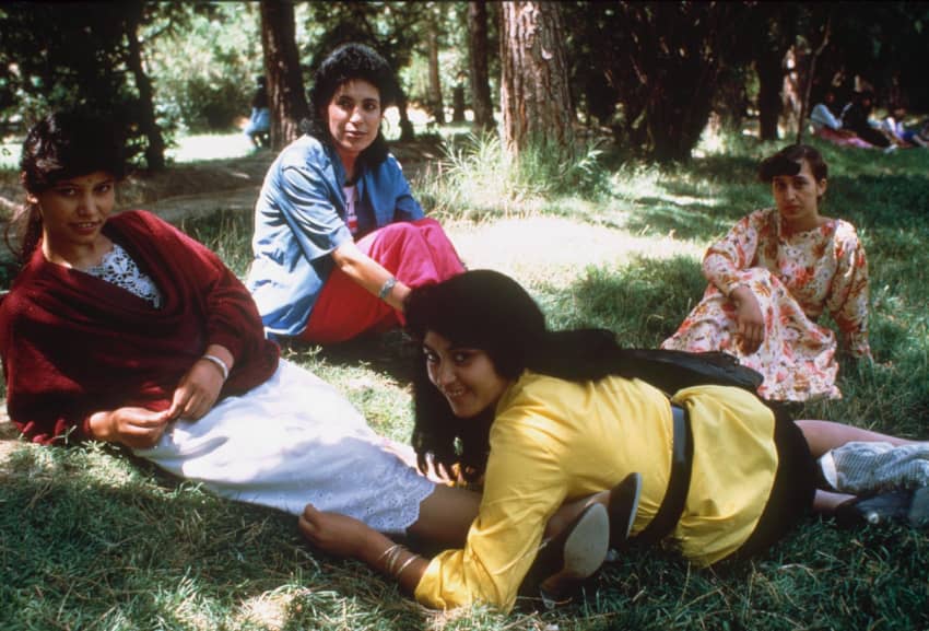 Un grupo de mujeres conversan en el parque