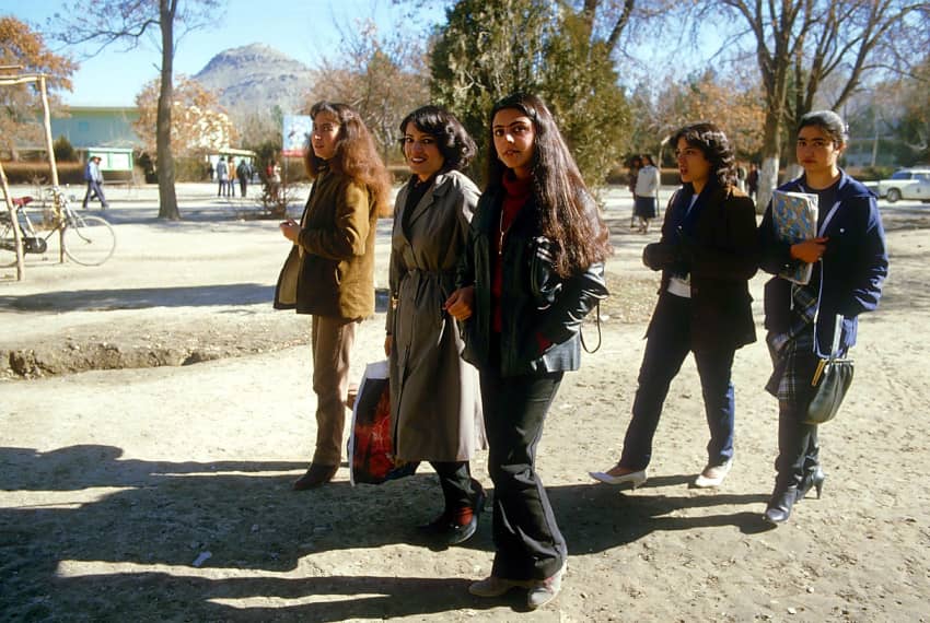 Un grupo de estudiantes en Kabul en julio de 2003