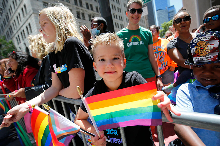 Un niño sostiene una bandera arcoíris durante el desfile de la marcha del Orgullo en San Francisco