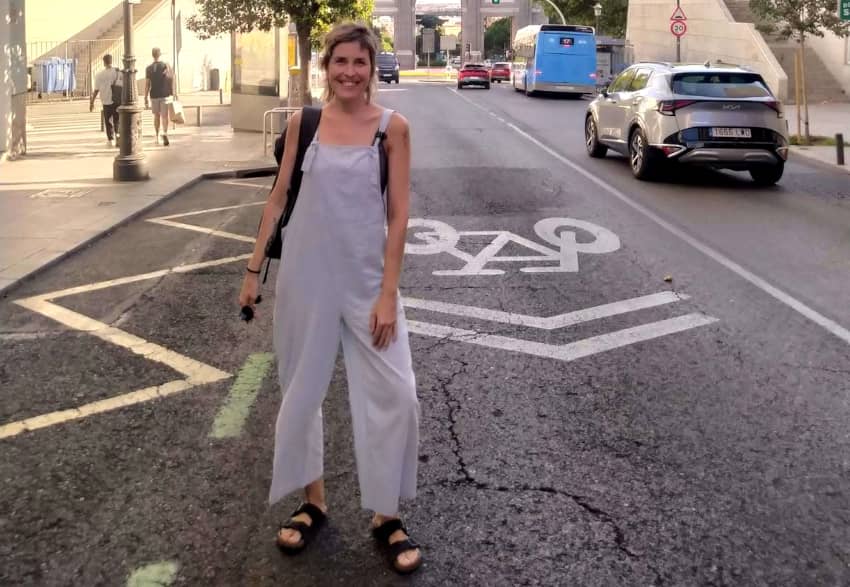 Camino Baró sonríe en una calle de Madrid, representando la visibilidad y la lucha por los derechos de las personas intersex.