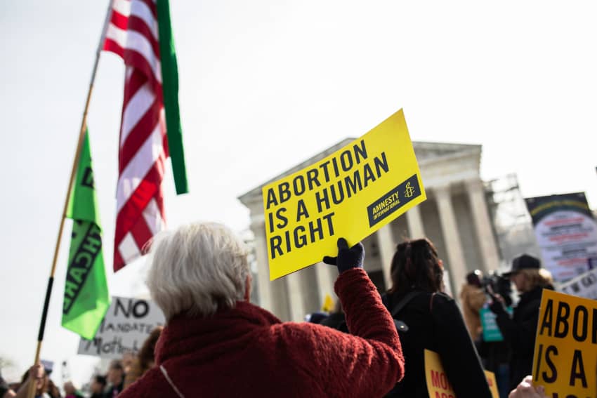 Personas manifestándose por el derecho al aborto con carteles frente al Tribunal Supremo en Washington D. C., durante una protesta de Amnistía Internacional EE. UU. el 26 de marzo de 2024