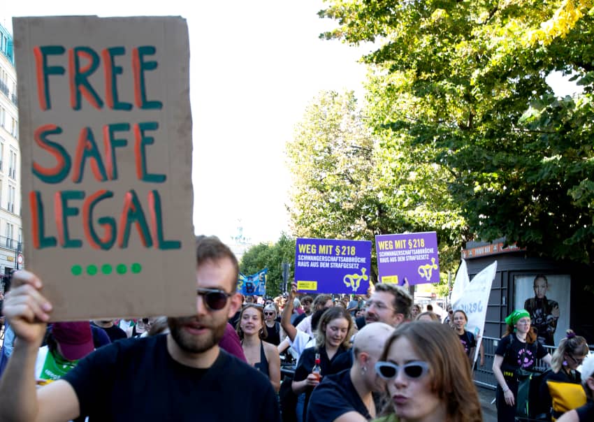 Manifestación en Berlín para defender el derecho al aborto seguro, frente a la Puerta de Brandeburgo.