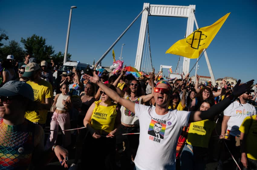 Manifestación pacífica por los derechos LGBTIQ+ con activistas de Amnistía Internacional.