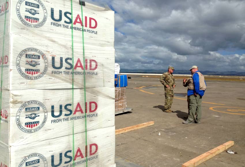 Suministros de emergencia transportados por el ejército de Estados Unidos