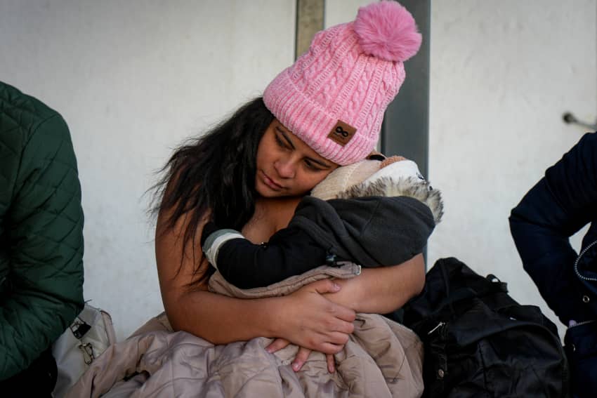 Una madre refugiada abraza a su bebé
