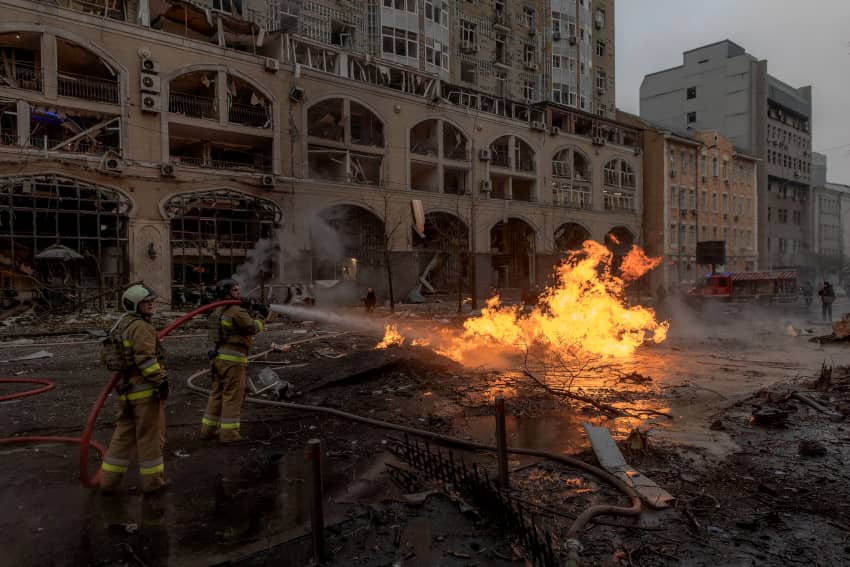 Bomberos en Kiev apagan un incendio provocado por un ataque con misiles rusos en plena guerra en Ucrania.