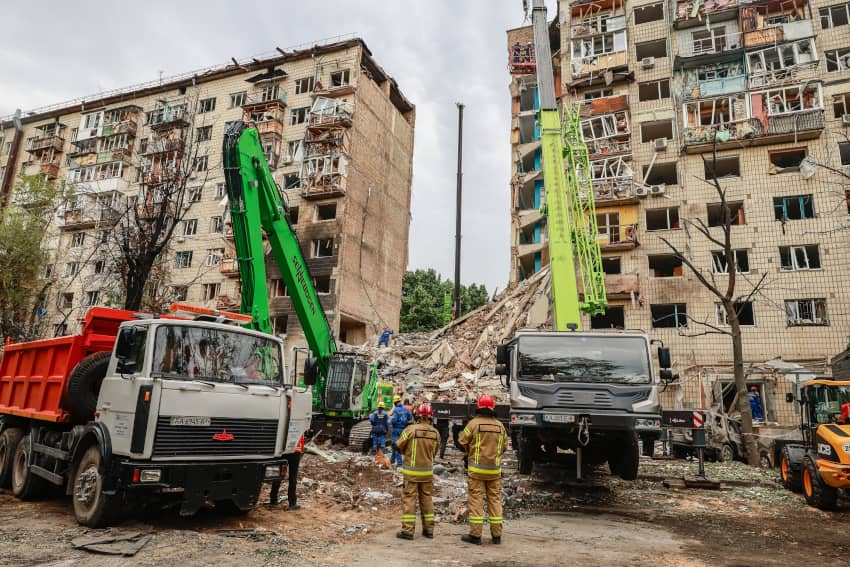 Equipos de emergencia y bomberos retiran escombros de un edificio residencial destruido por un ataque con misiles en Kiev, Ucrania.