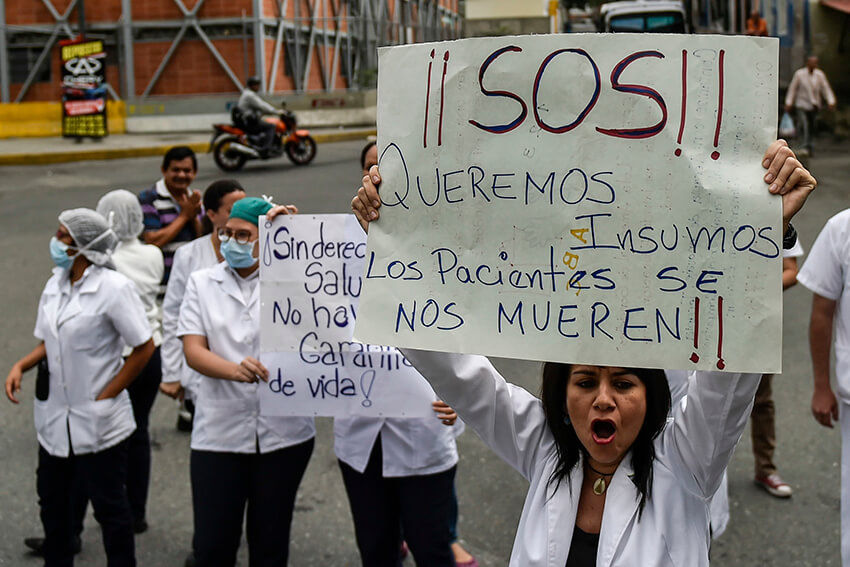 Trabajadores de la salud y pacientes protestan por la falta de medicamentos, insumos médicos y malas condiciones en los hospitales, en Caracas el 17 de abril de 2018