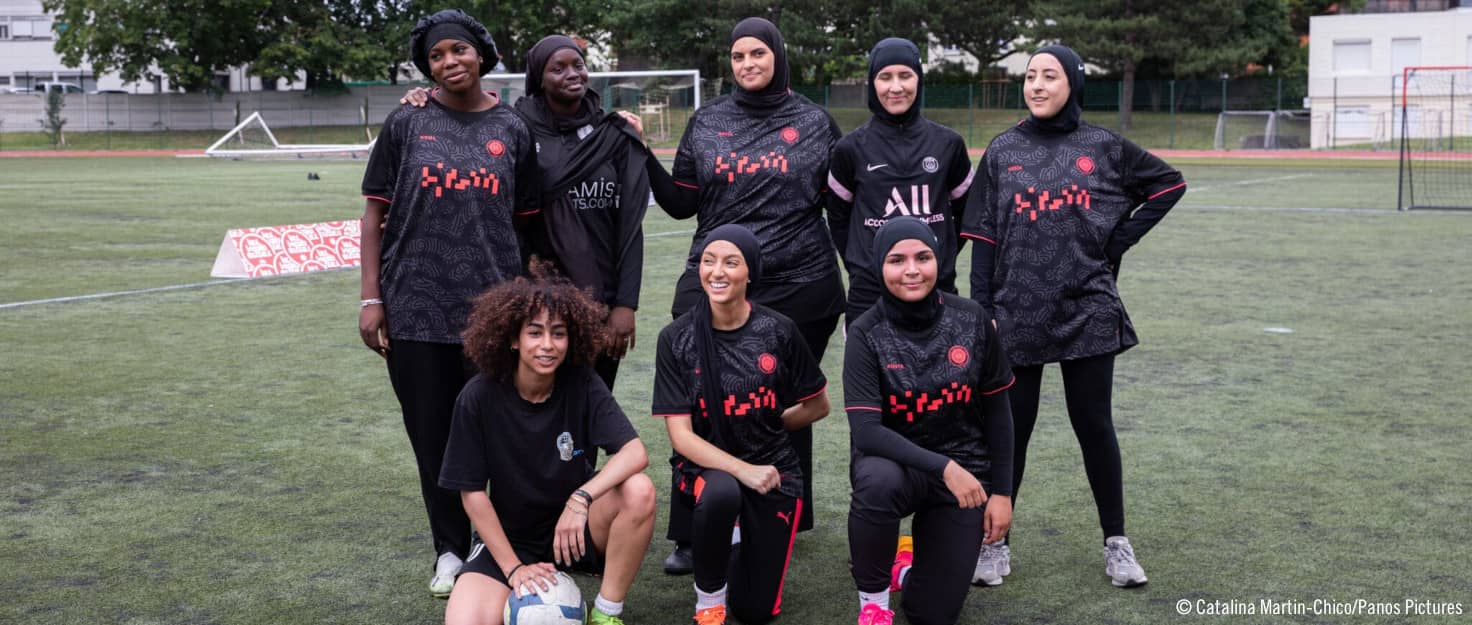 Mujeres con hiyab posan durante un partido de futbol