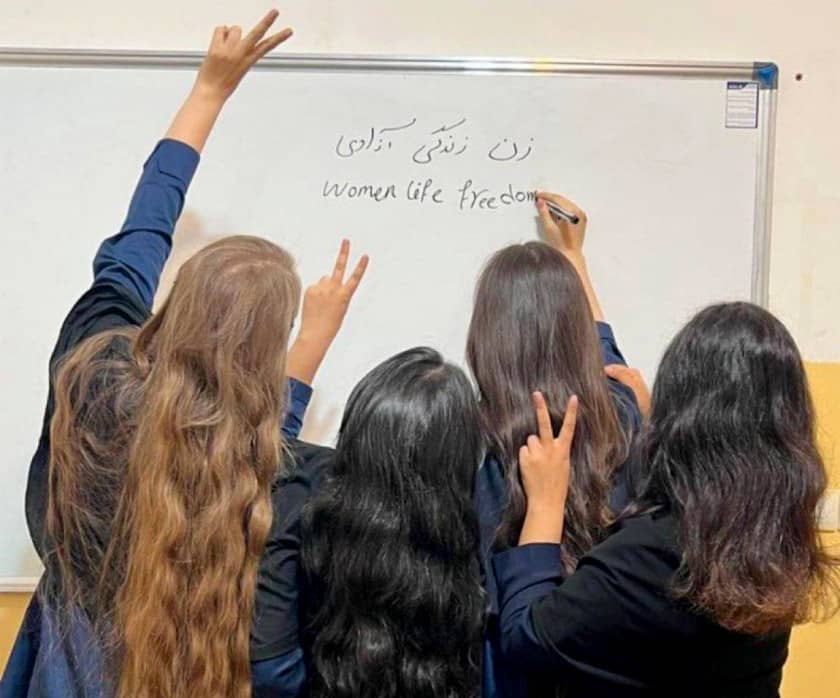 Niñas iraníes en la escuela, de espalda y sin velo