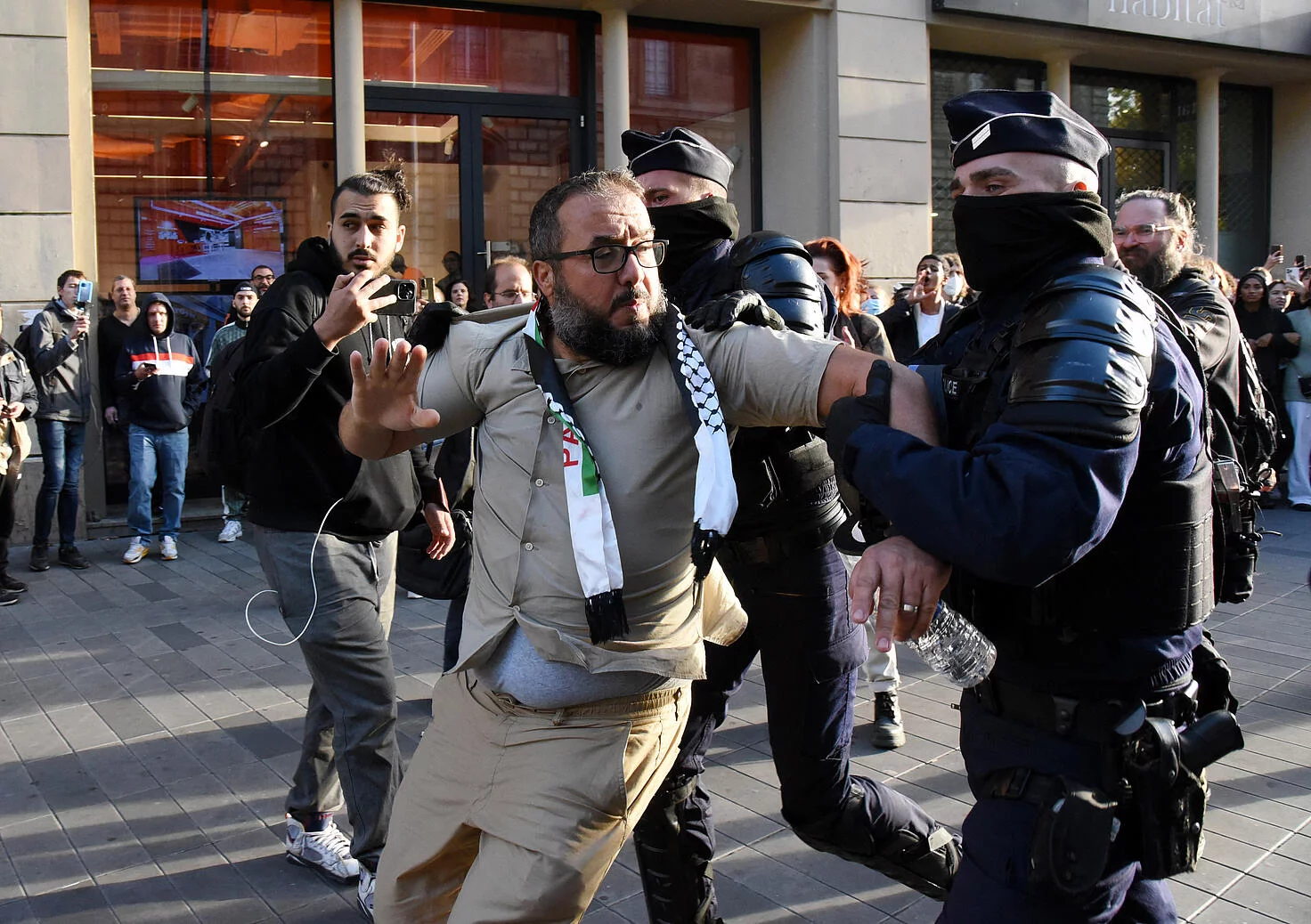 La policía francesa arresta a un hombre en una manifestación no autorizada en solidaridad con Palestina en París