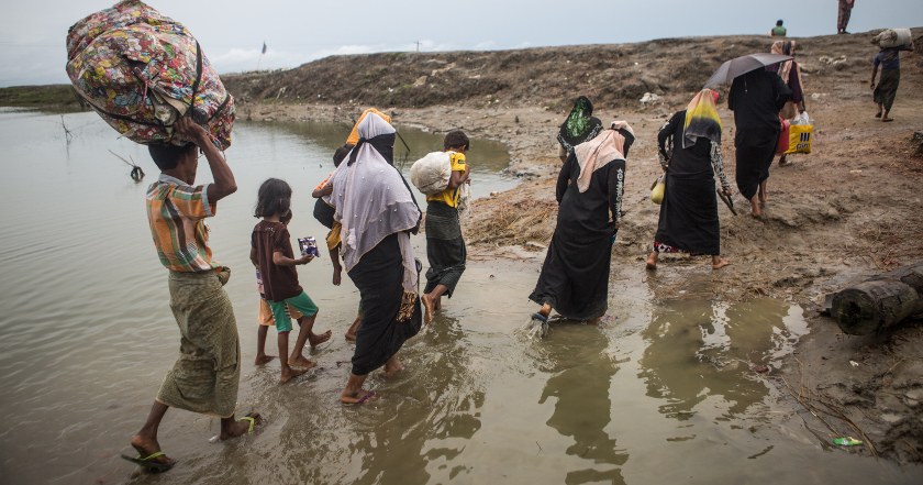 Refugiadas y refugiados rohingyas llegan a Bangladesh desde Myanmar